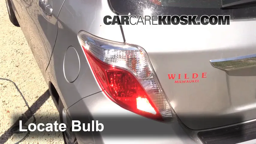 2012 Toyota Yaris L 1.5L 4 Cyl. Hatchback (4 Door) Luces Luz de reversa (reemplazar foco)